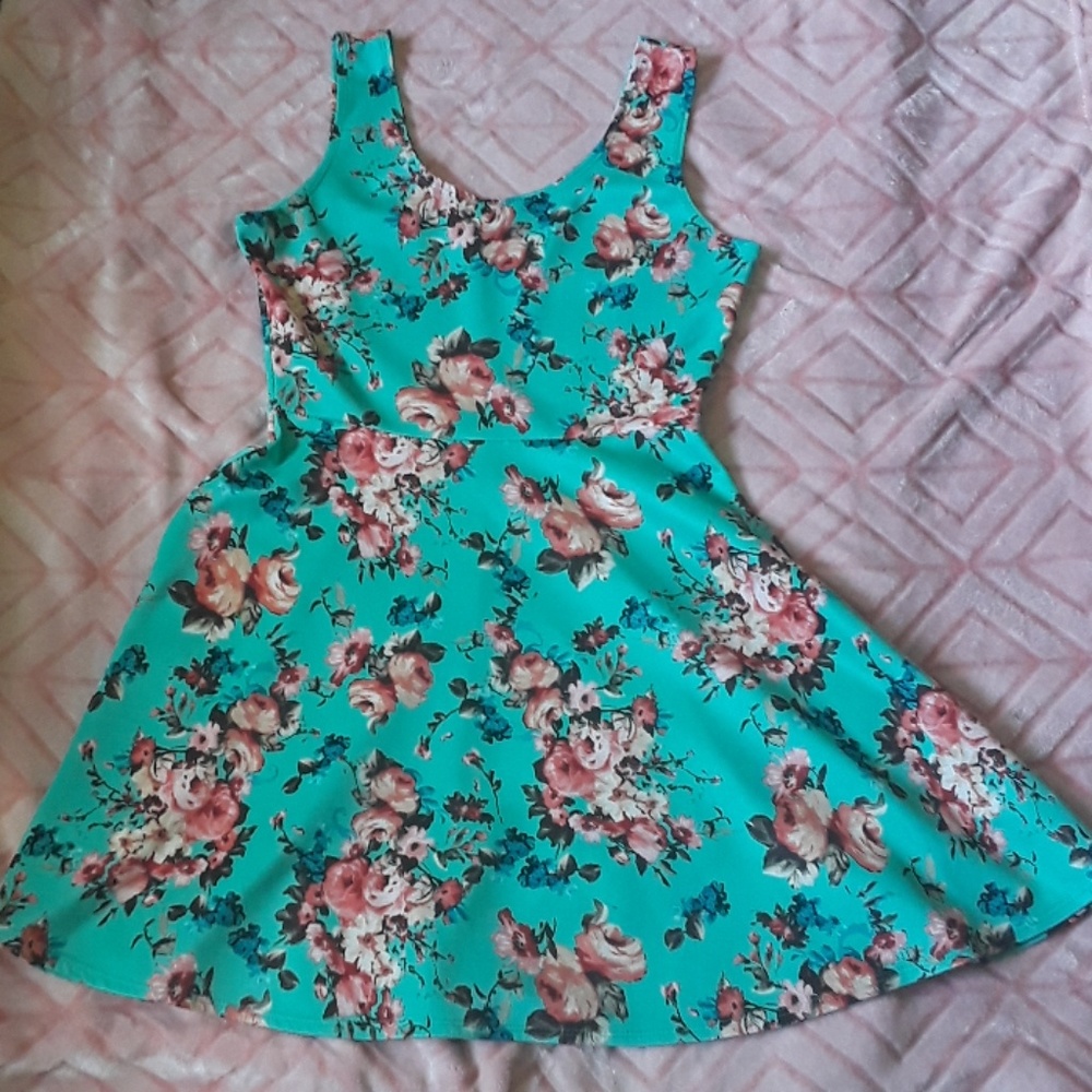 Super cute floral dress!